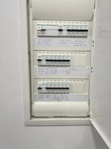 Remplacement du tableau électrique d’un atelier à Montpellier — Électricien — par DPT Elec & Clim