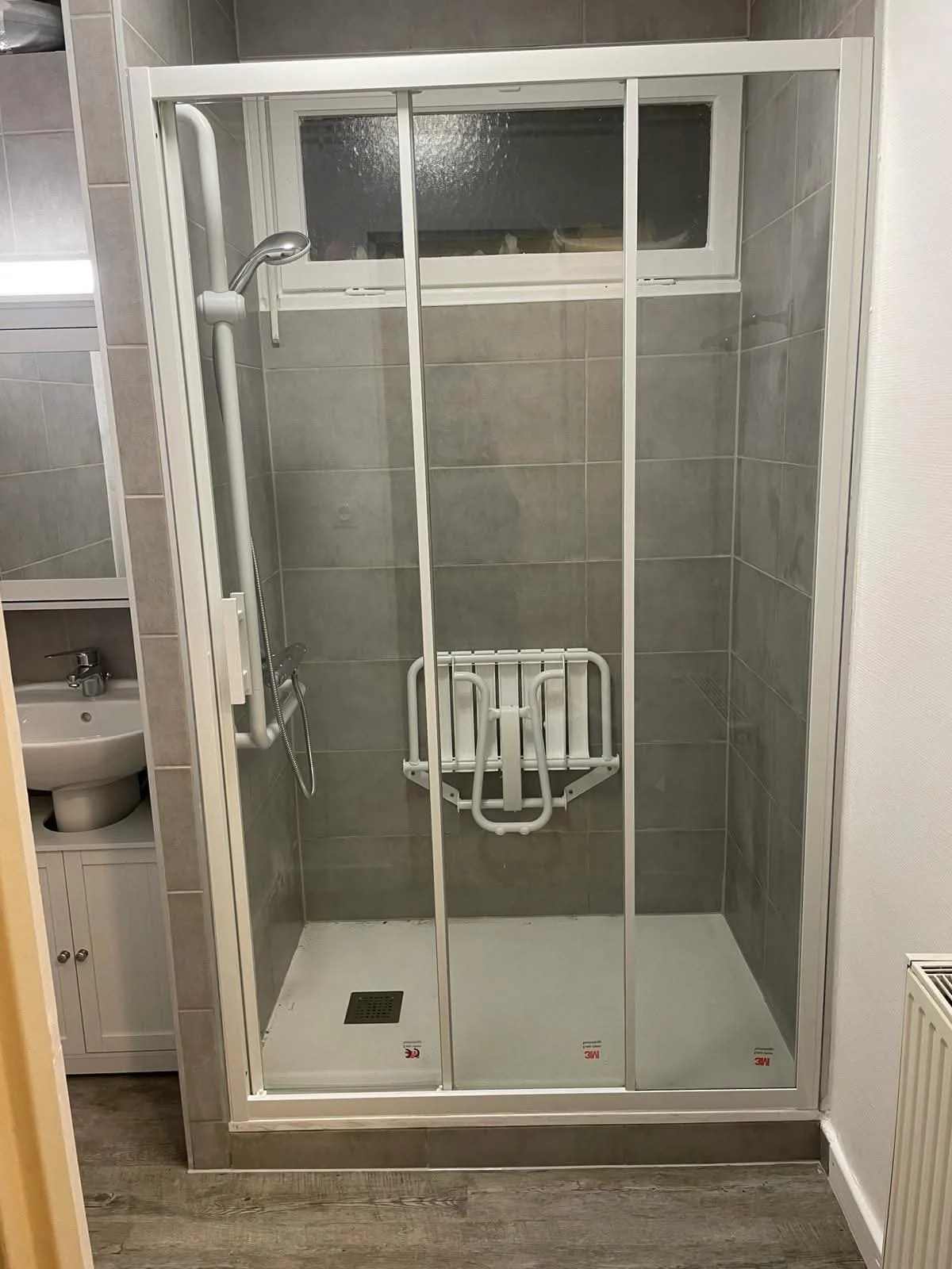 Douche fermée avec siège rabattable — Plombier — par Sanipro25 — à Besançon