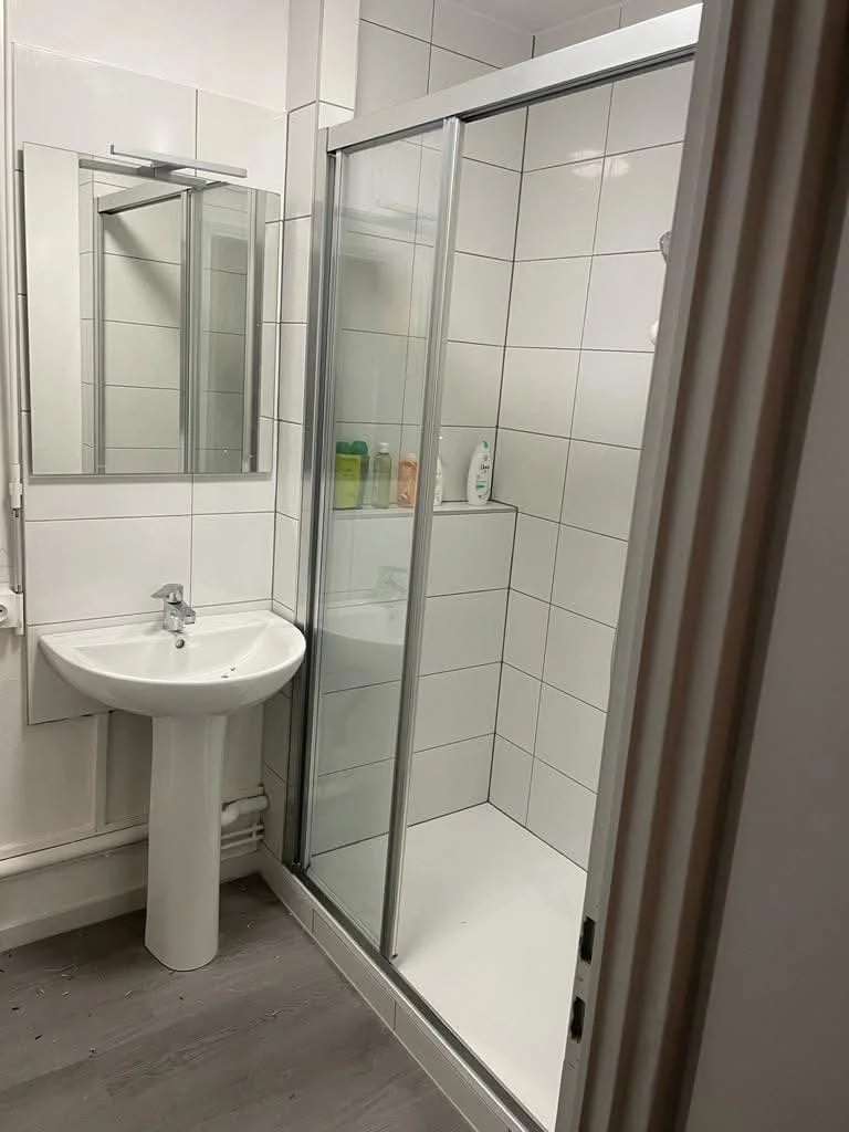 Espace douche et lavabo dans une petite salle d’eau — Plombier — par Sanipro25 — à Besançon