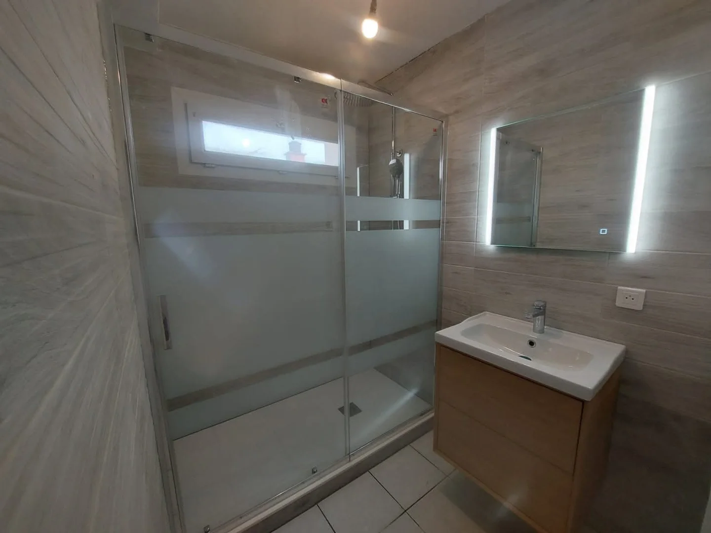 Salle d’eau avec meuble vasque et miroir lumineux — Plombier — par Sanipro25 — à Besançon