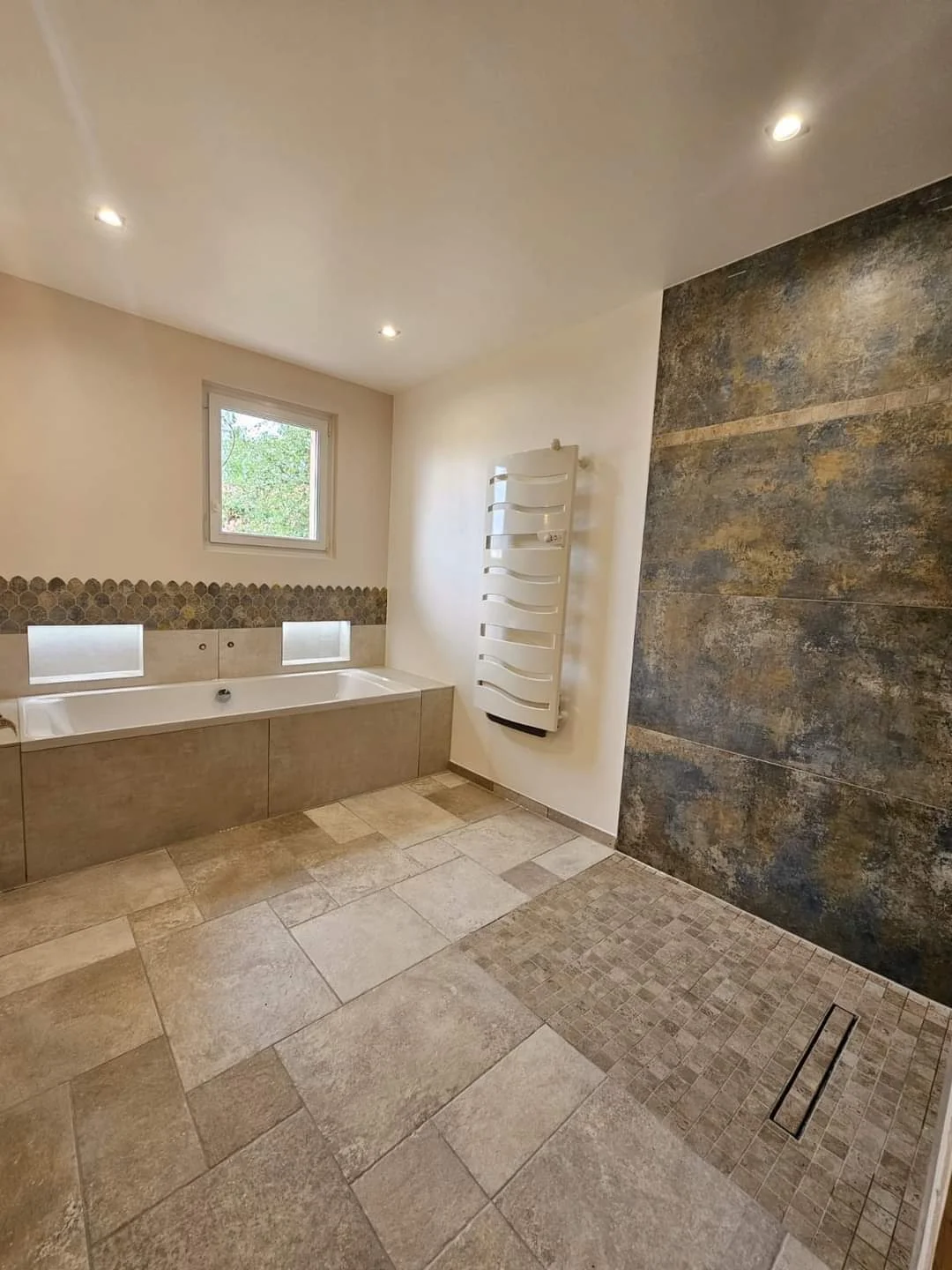 Salle de bain avec baignoire et douche ouverte — Plombier — par Sanipro25 — à Besançon