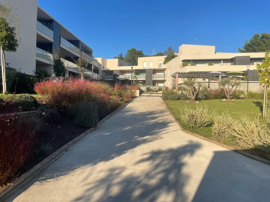 Allée et espaces plantés dans une résidence — Paysagiste — par Altea Paysages — à Saint-Hilaire-de-Beauvoir